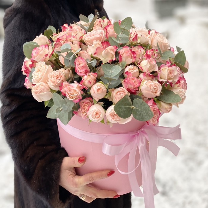 Дуэт розовых кустовых роз в круглой коробке